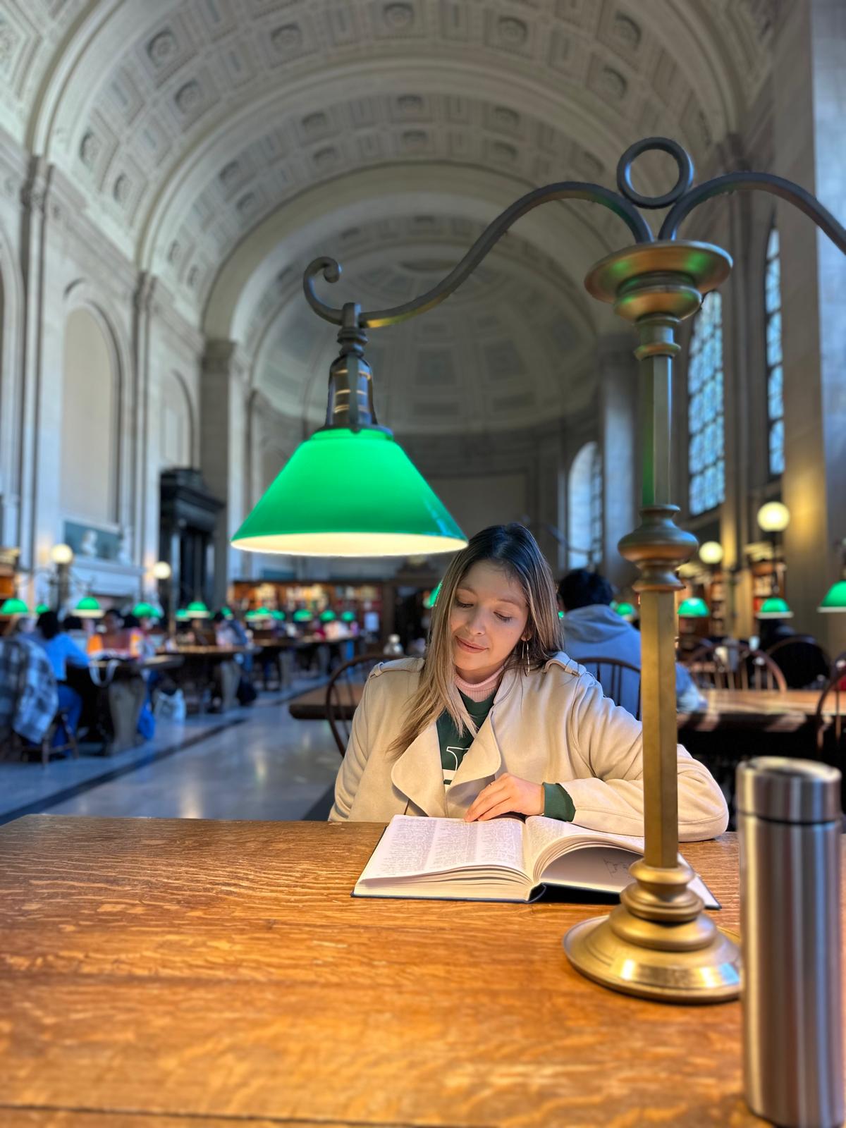 Educadora leyendo en una biblioteca